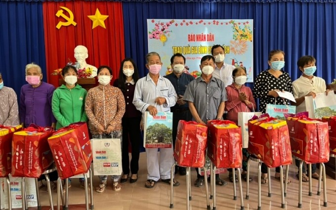  Periódico Nhan Dan entrega regalos del Tet a familias necesitadas en Tay Ninh.