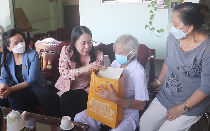 La dirigente entrega regalos por el Tet a una Madre Heroica Vietnamita en la provincia. (Fotografía: Nhan Dan)