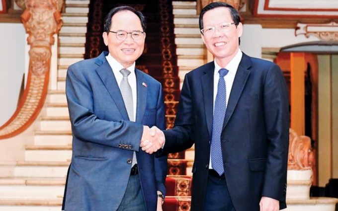  El presidente del Comité Popular de Ciudad Ho Chi Minh, Phan Van Mai (D) y el embajador de Corea del Sur en Vietnam, Park Noh Wan.