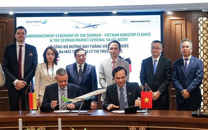 Ceremonia de firma de cooperación entre Bamboo Airways y el grupo Aviareps. (Fotografía: baophapluat.vn)