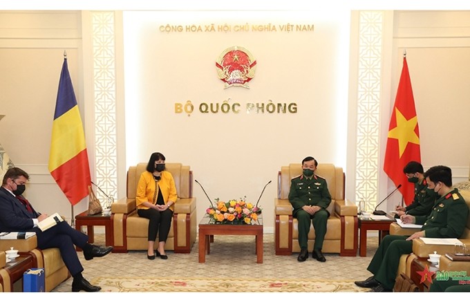 El viceministro de Defensa de Vietnam, teniente general Hoang Xuan Chien recibe a la embajadora de Bucarest en Hanói, Cristina Romila. (Fotografía: qdnd.vn)