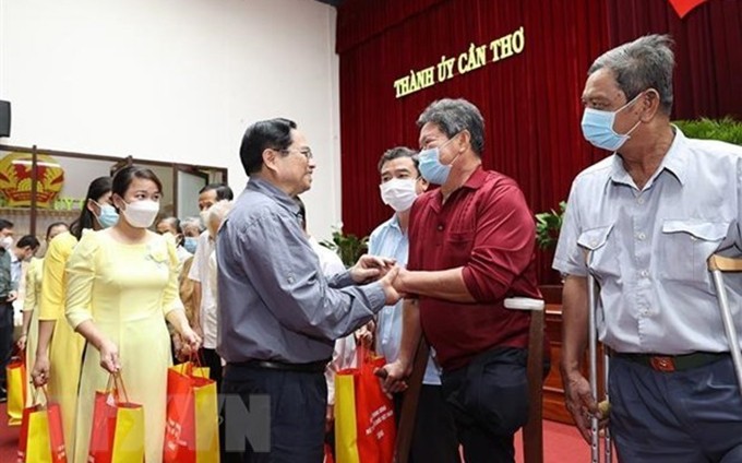 El primer ministro de Vietnam, Pham Minh Chinh, entrega regalos a veteranos de la ciudad de Can Tho. (Fotografía: VNA)