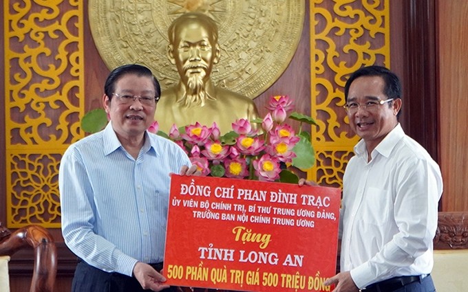 Jefe de la Comisión de Asuntos Internos del Comité Central del Partido, Phan Dinh Trac, entrega 500 regalos del Tet a hogares pobres y personas afectadas por el Covid-19 en Long An.