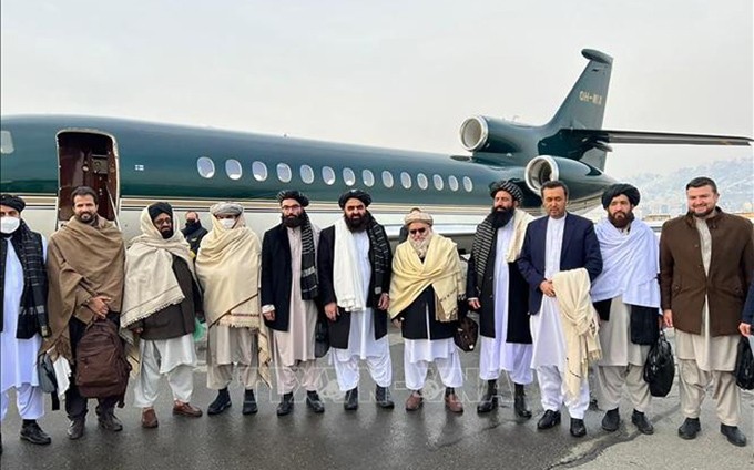 La delegación talibán en el aeropuerto de Kabul, antes de partir hacia Oslo, capital noruega, el 22 de enero de 2022. (Fotografía: AFP/VNA)