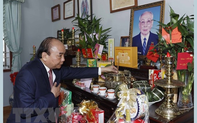 El presidente vietnamita, Nguyen Xuan Phuc, ofrece inciensos en memoria de Vo Chi Cong, presidente del Consejo de Estado de 1987 a 1992. (Fotografía: VNA)
