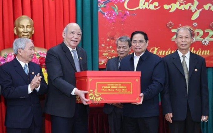  El primer ministro de Vietnam, Pham Minh Chinh, obsequia regalos a miembros del club de Ham Rong (Foto: VNA)