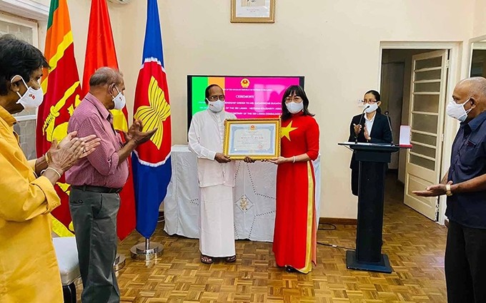 Sudasinghe Sugathapala, secretario general de la Asociación de Solidaridad Sri Lanka-Vietnam y también secretario general adjunto del Partido Comunista de Sri Lanka, recibe la Orden de Amistad de Vietnam.