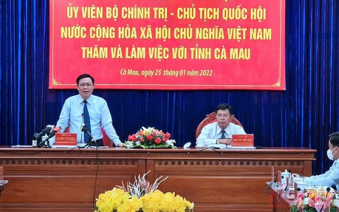  El presidente de la Asamblea Nacional de Vietnam, Vuong Dinh Hue en una reunión con la provincia de Ca Mau. 