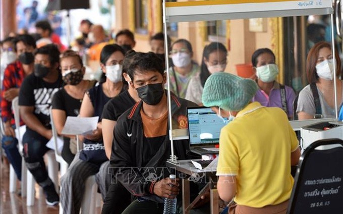 Vacunación contra el Covid-19 a los pobladores en Bangkok (Fotografía: VNA)
