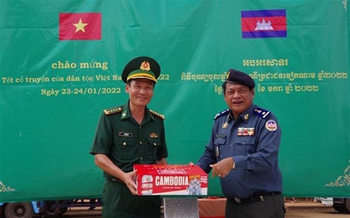 El teniente general camboyano Iet Bun Thuonl entrega regalos a los guardias fronterizos de la provincia vietnamita de Tay Ninh. (Fotografía: VNA)