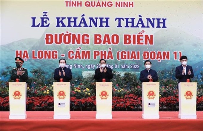 El primer ministro vietnamita, Pham Minh Chinh, participó en la ceremonia inaugural de la carretera costera entre las ciudades de Ha Long y Cam Pha. (Fotografía: VNA)