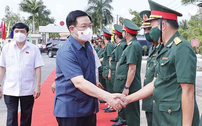 El presidente de la Asamblea Nacional de Vietnam, Vuong Dinh Hue, visita el Batallón U Minh 2. (Fotografía: vietnamnet.vn)