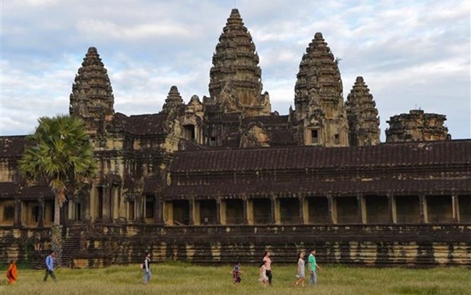 Los turistas visitan el templo de Angkor Wat en la provincia de Siem Reap en Camboya. (Fotografía: VNA)