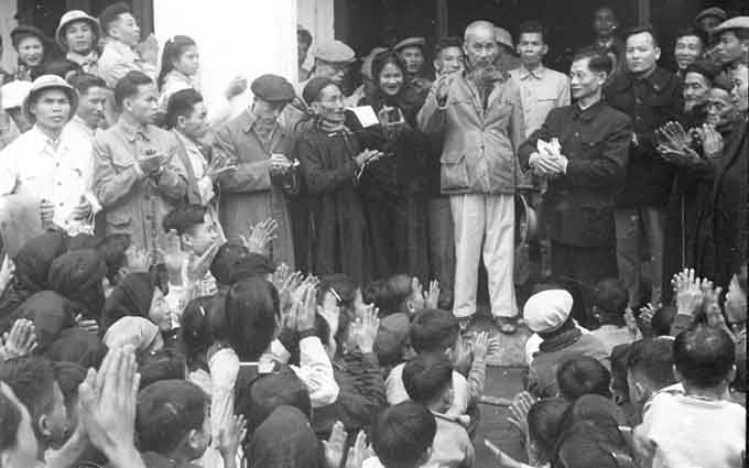 El Presidente Ho Chi Minh visita la comuna de Viet Hung, distrito capitalino de Gia Lam, el primer día del Año Nuevo Lunar 1958.