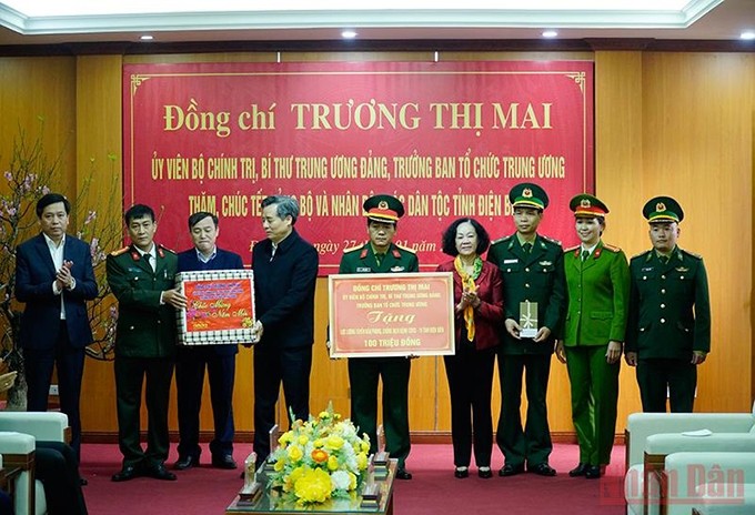 La jefa de la Comisión de Organización del Comité Central del Partido Comunista de Vietnam, Truong Thi Mai, entega regalos a las fuerzas en la primera línea de la lucha antipandémica.