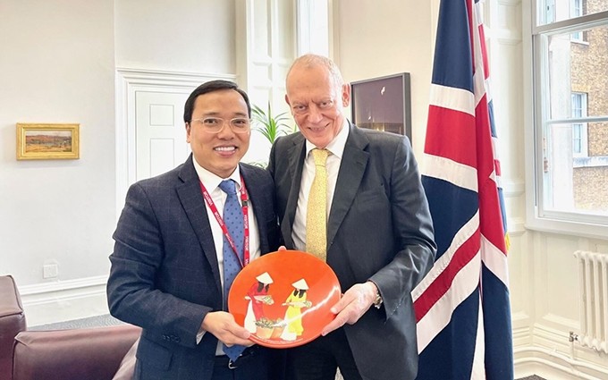 El embajador vietnamita en Londres, Nguyen Hoang Long (I), y el secretario de Estado para Inversión en el Departamento británico de Comercio Internacional, Lord Gerry Grimstone (Foto: VNA)