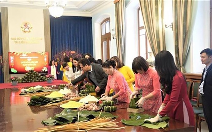 La embajada vietnamita en Rusia celebra un concurso de elaboración de "Banh chung" para la comunidad de connacionales con el motivo del Tet. (Fotografía: VNA)