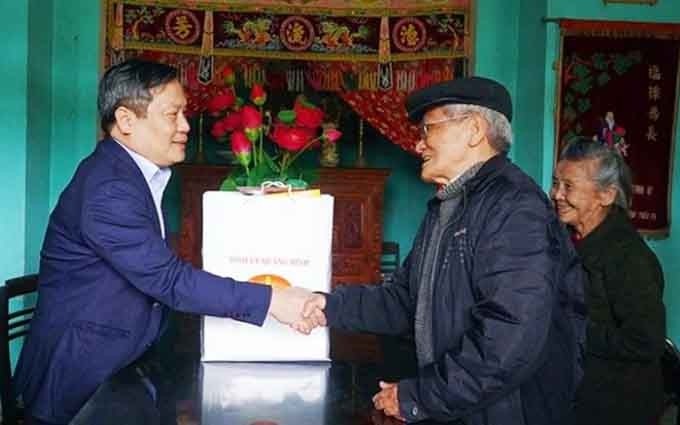 El secretario del Comité partidista de Quang Binh, Vu Dai Thang, visita y entrega regalos al periodista Tran Quoc Vinh, exjefe del Departamento de Organización y Personal del periódico Nhan Dan. 