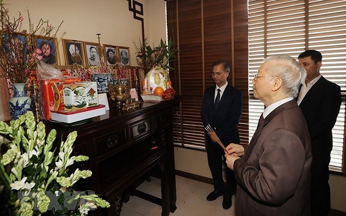 El secretario general del Partido Comunista de Vietnam, Nguyen Phu Trong, rinde homenaje a los extintos dirigentes del país. (Fotografía: VNA)