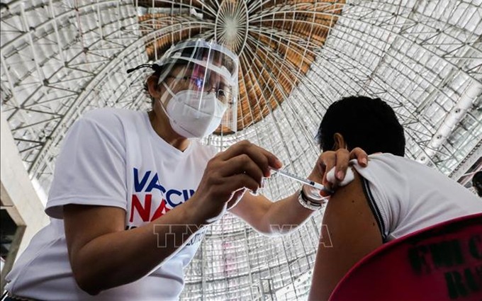 En un sitio de vacunación en Filipinas. (Fotografía: VNA)