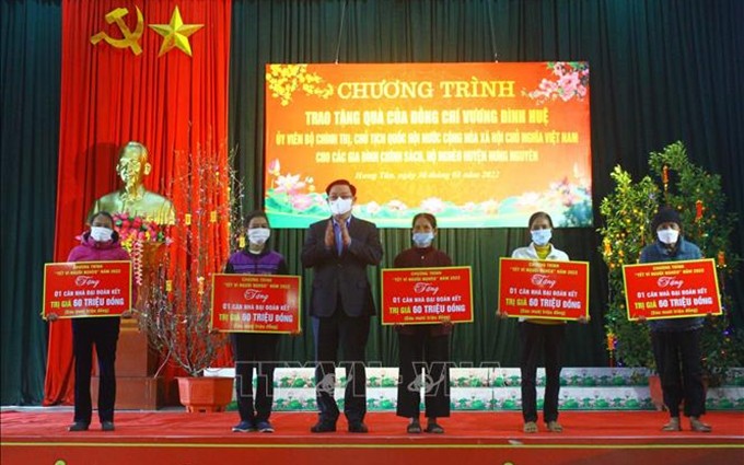 Presidente de la Asamblea Nacional de Vietnam, Vuong Dinh Hue, entrega casa de caridad a hogares pobres (Fotografía: VNA)