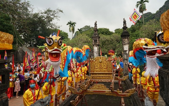  El dragón que simboliza el poder de la dinastía Dinh es recreado en el festival de Hoa Lu (Ninh Binh).