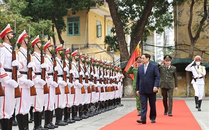 El primer ministro Pham Minh Chinh felicita a fuerzas de Seguridad Pública Popular por el Tet. (Fotografía: VNA)