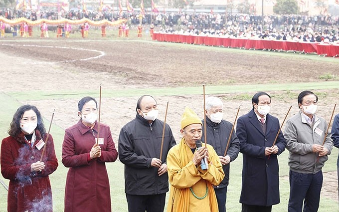 El presidente de Vietnam, Nguyen Xuan Phuc, ara el campo como parte de los rituales del festival (Foto: VNA)