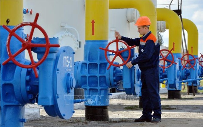 Trabajadores operan un sistema de gasoductos en la ciudad de Boyarka, región de Kiev, Ucrania. (Foto: AFP/VNA)