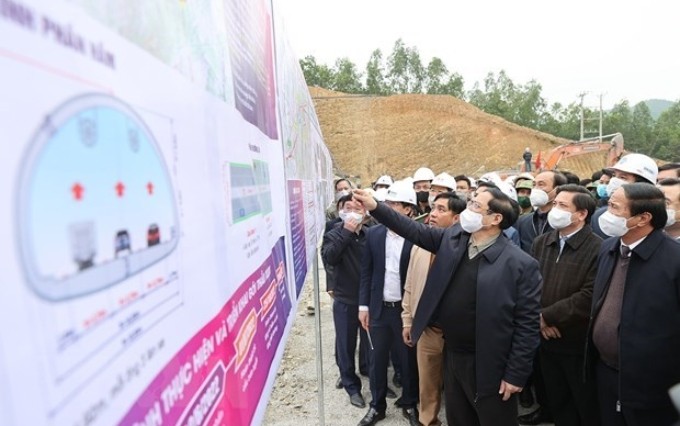  El primer ministro vietnamita, Pham Minh Chinh, inspecciona progreso de proyectos de la autopista Norte-Sur (Fuente: VNA)