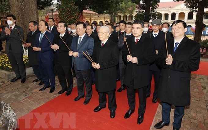 El secretario general del Partido Comunista de Vietnam, Nguyen Phu Trong, rinde tributo a los ancestros en la zona de reliquias de la Ciudadela imperial de Thang Long, en Hanoi, en ocasión del Año Nuevo Lunar 2022. (Fotografía:VNA)