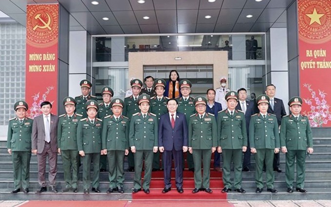 El presidente de la Asamblea Nacional de Vietnam, Vuong Dinh Hue, y representantes del Departamento General de Inteligencia de Defensa (Foto: VNA)