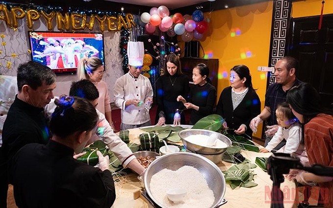 Amigos internacionales participan en la elaboración de  “banh chung” en Moscú.