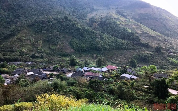 La aldea de Pho cuenta con unas 30 casas, lo que brinda una atmosfera pacífica al pie de la montaña.