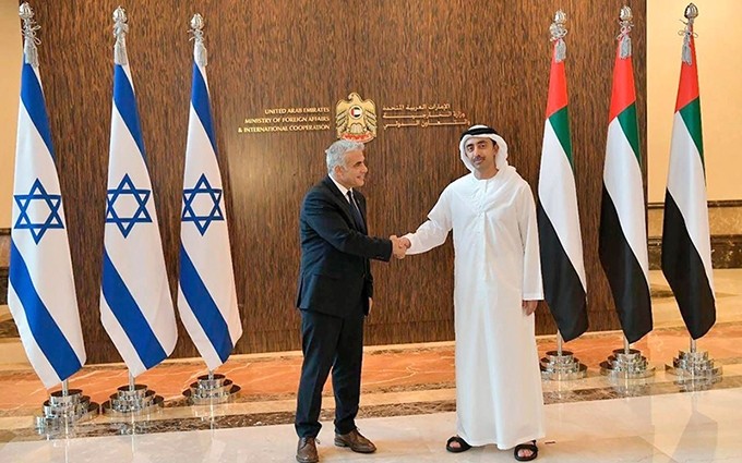 El ministro de Asuntos Exteriores y Cooperación Internacional de los Emiratos Árabes Unidos (D) recibe a su homólogo israelí durante su visita a Abu Dabi. (Fotografía: Noticias WWC)