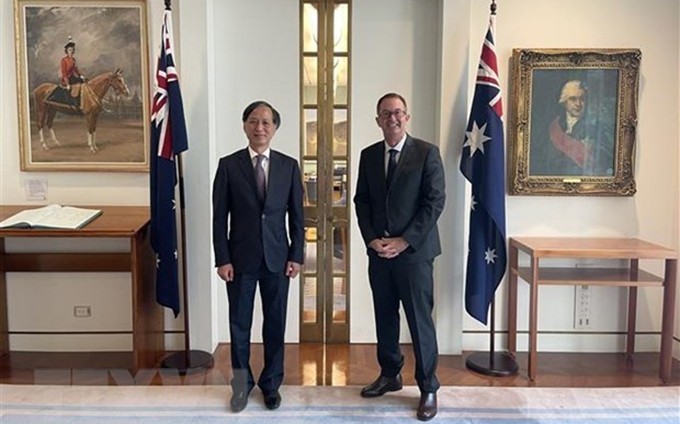 El presidente de la Cámara de Representantes de Australia, Andrew Wallace (D), y el embajador vietnamita, Nguyen Tat Thanh. (Fotografía: VNA)