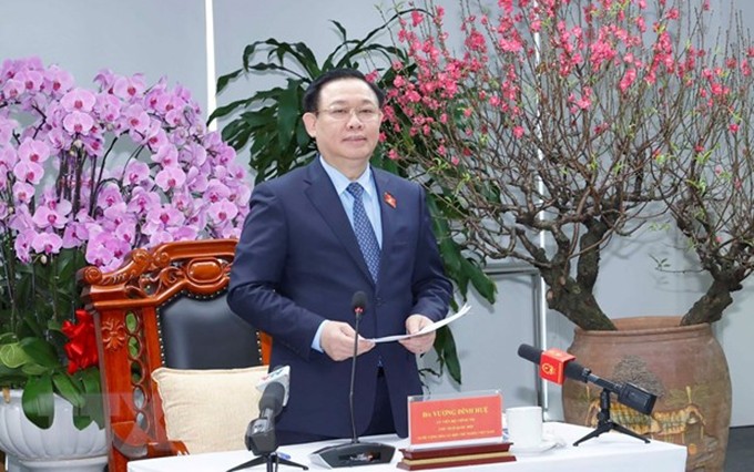 El presidente de la Asamblea Nacional de Vietnam, Vuong Dinh Hue, interviene en la reunión. (Fotografía: VNA)