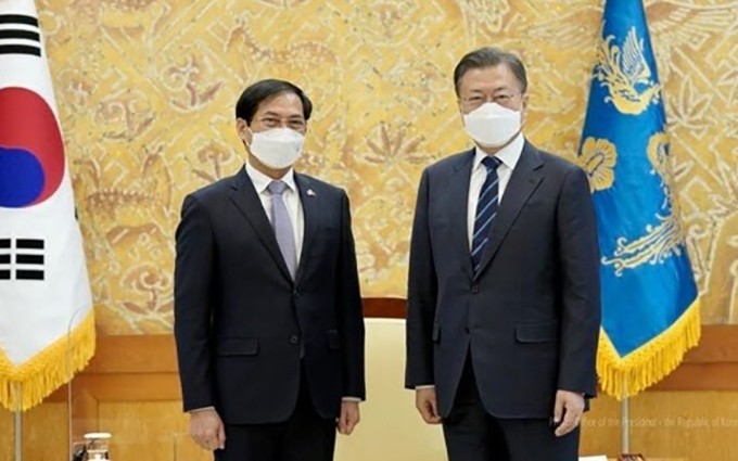 El ministro vietnamita de Relaciones Exteriores, Bui Thanh Son (I), y el presidente surcoreano, Moon Jae-in. (Fotografía: La Casa Azul)