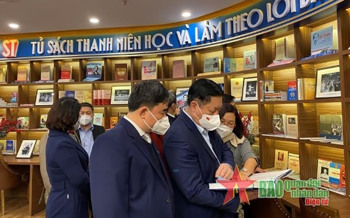 El secretario del Comité Central del Partido Comunista de Vietnam (PCV) y jefe de su Comisión de Propaganda y Educación, Nguyen Trong Nghia, visita la Editorial Política Nacional Su That. (Fotografía: qdnd.vn)