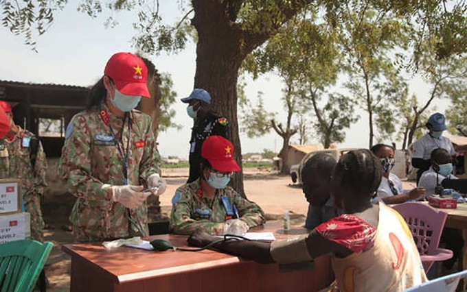 El personal del tercer hospital de campaña de Vietnam de nivel dos en Sudán del Sur realiza actividades caritativas en la Prisión Central de la ciudad de Bentiu (Foto: el tercer hospital de campaña de Vietnam de nivel dos en Sudán del Sur)
