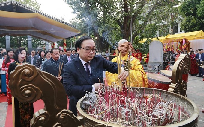 El secretario del Comité del Partido Comunista de Vietnam en Hanói, Hoang Trung Hai, y otros asistentes rinden homenaje a las dos heroínas Trung. (Fotografía: dangcongsan.vn)