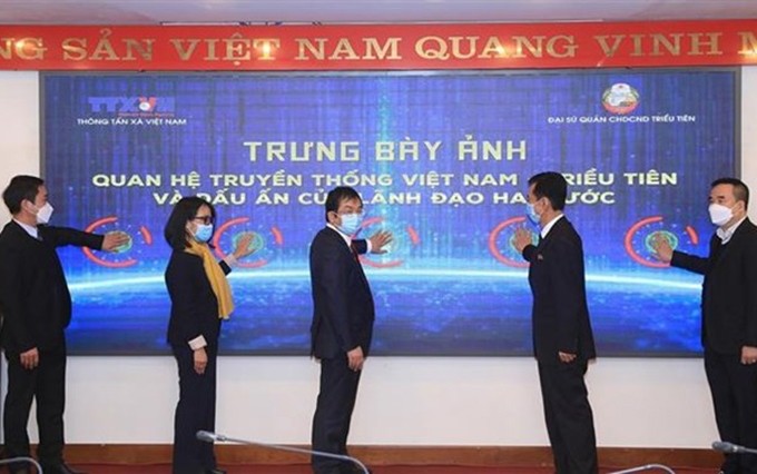 Participantes en el acto inaugural de la exhibición fotográfica “Relaciones tradicionales entre Vietnam y Corea del Norte y huellas de los dirigentes de los dos países”. (Fotografía: VNA)