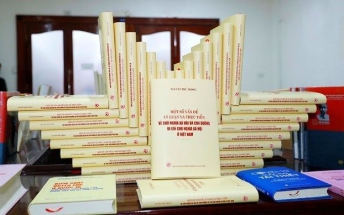  El libro “Algunas cuestiones teóricas y prácticas sobre el socialismo y el camino al socialismo en Vietnam” del secretario general del Partido Comunista del país, Nguyen Phu Trong (Fuente: VNA)