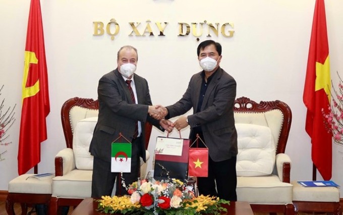 El embajador argelino Boubazine Abdelhamid se reúne con el viceministro de Construcción de Vietnam Le Quang Hung, también presidente de la Asociación de Amistad Vietnam - Argelia (Foto: la Embajada de Vietnam en Argelia)