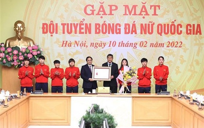 El primer ministro de Vietnam, Pham Minh Chinh, entrega la Orden de Trabajo de primera clase a la selección nacional de fútbol femenino. (Fotografía: VNA)