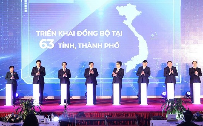 El primer ministro Pham Minh Chinh y los delegados presiden la ceremonia de anuncio del programa. (Fotografía: VNA)