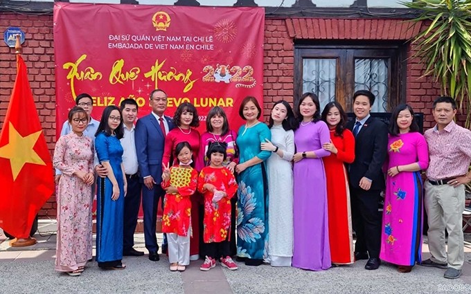 El embajador vietnamita en Chile, Pham Truong Giang, su esposa y el personal de la Embajada en el evento. (Fotografía: baoquocte.vn)