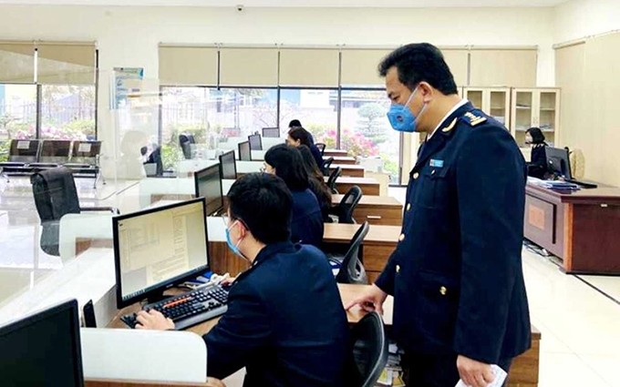 Operan el sistema de despacho aduanero electrónico en la puerta fronteriza de Hoanh Mo de la provincia de Quang Ninh. (Fotografía: Nhan Dan) 