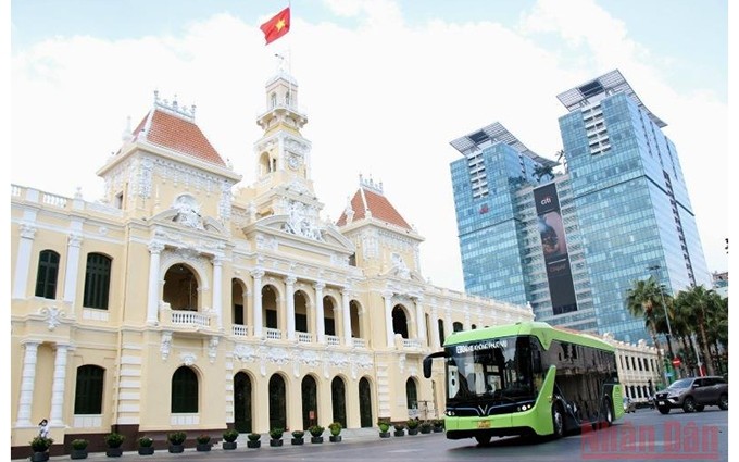 Ciudad Ho Chi Minh pondrá a prueba servicios de autobuses eléctricos. (Fotografía: Nhan Dan)