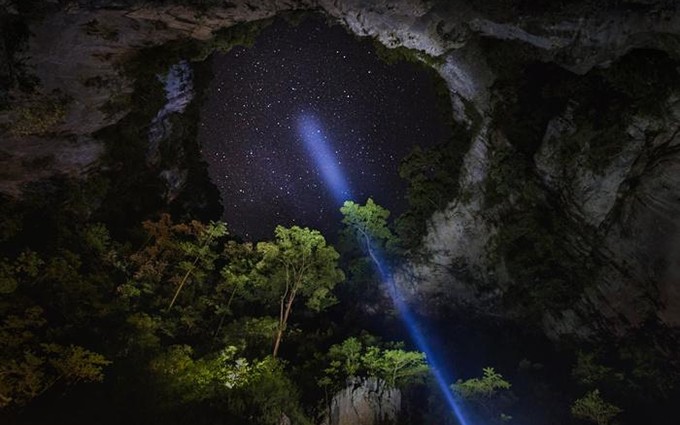 Por la noche, el área del sumidero se vuelve brillante y mágica. Los visitantes pueden ver el cielo estrellado y la Vía Láctea desde aquí. (Fotografía: anninhthudo.vn)